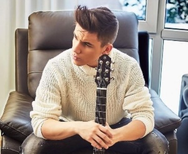 21-годишният певец Денис Теофиков се е самоубил